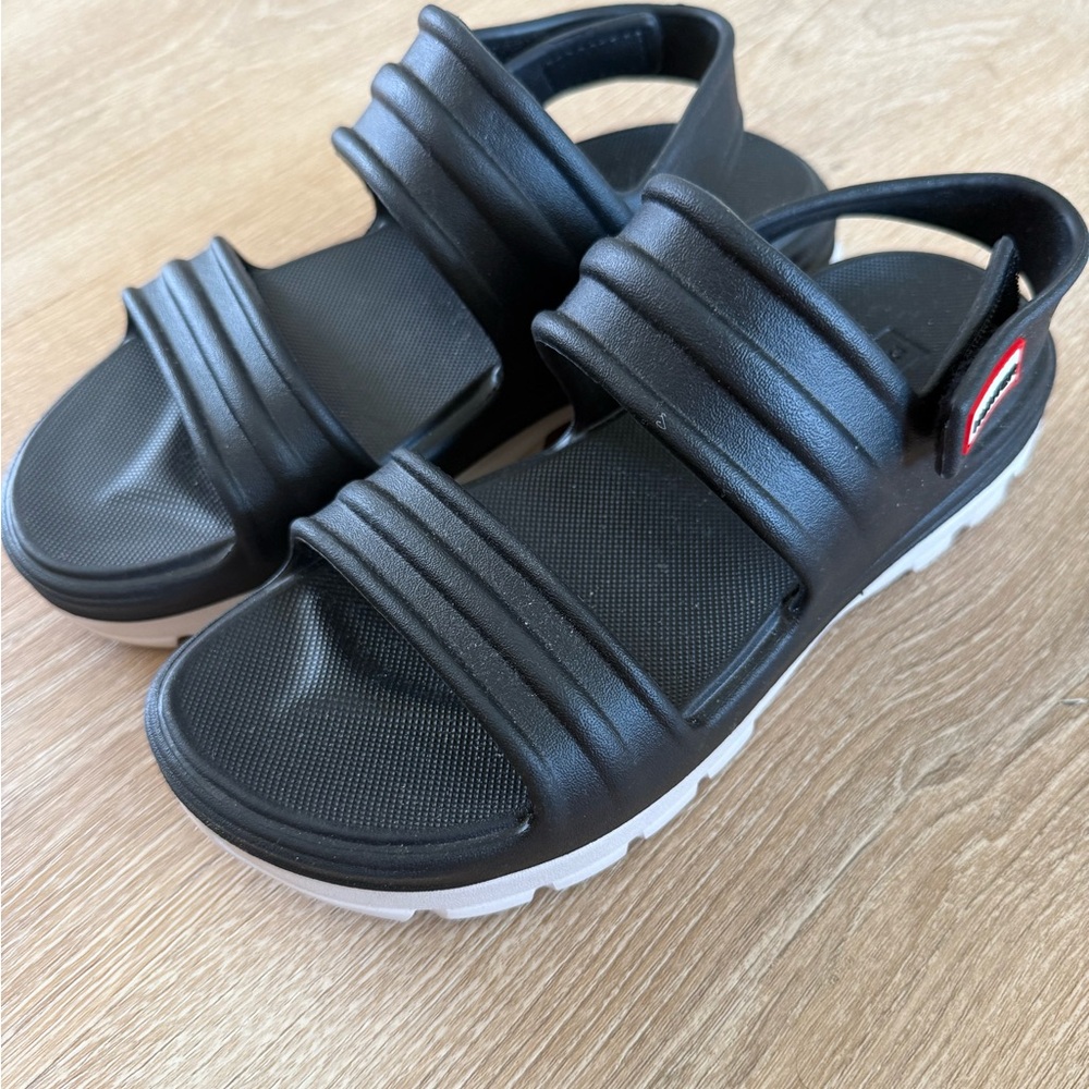 HUNTER | black bloom slimgback sandals